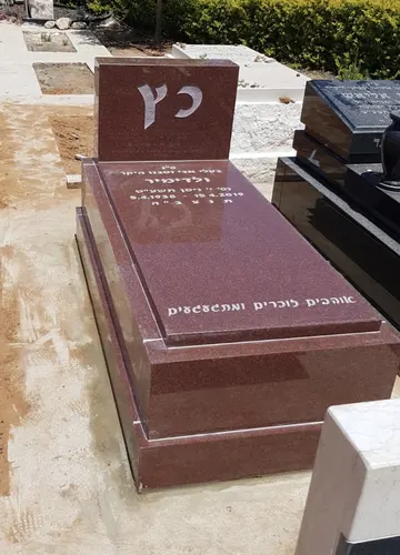 מק'ט 161. מצבה מגרניט אדום
