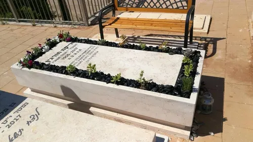 מק'ט 170. מצבה עם ספסל