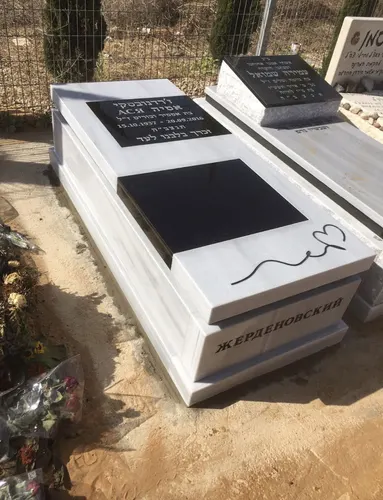 מק'ט 172. מצבה משפחתית