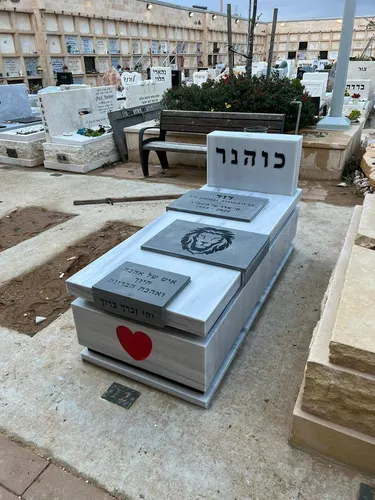מק'ט 174. מצבה משפחתית