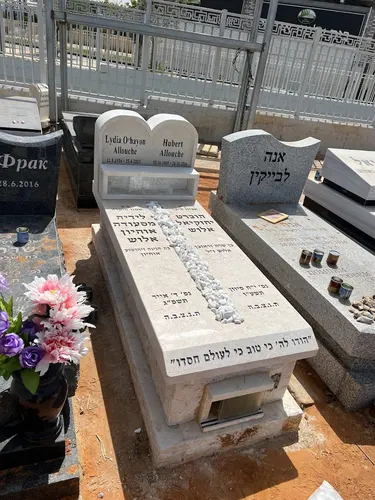 מק'ט 175. מצבה משפחתית