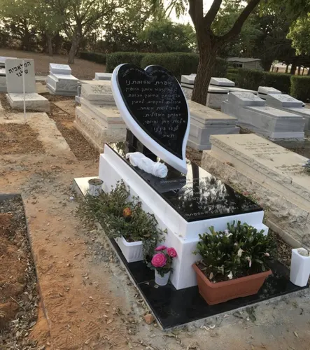מק'ט 176. מצבה מודרנית לב
