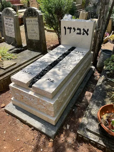 מק'ט 179. מצבה משפחתית