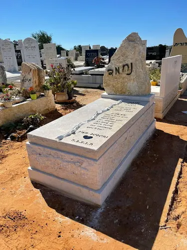מק'ט 183. מצבה משפחתית