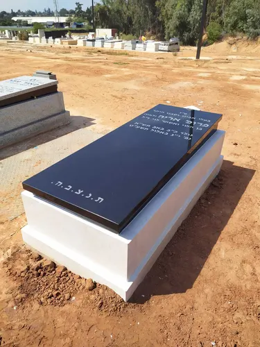 מק'ט 184. מצבה שוכבת