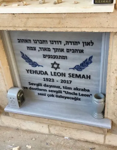 מק'ט 199. מצבה קיר