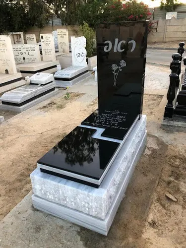 מק'ט 213. מצבה משפחתית