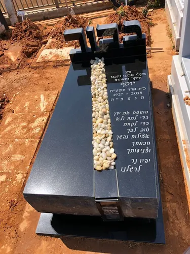 מק'ט 214. מצבה משפחתית