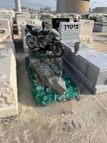 מק'ט 217. מצבה מעוצבת
