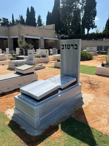 מק'ט 219. מצבה משפחתית
