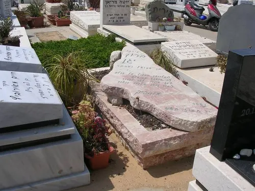 מק'ט 221. מצבה מיוחדת