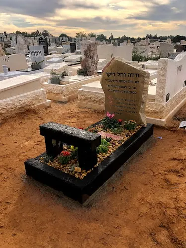 מק'ט 223. מצבה מיוחדת