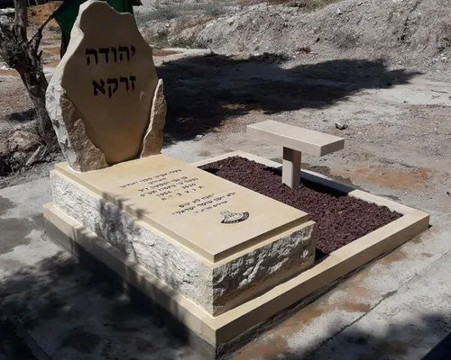 מק'ט 258. מצבה מאבן