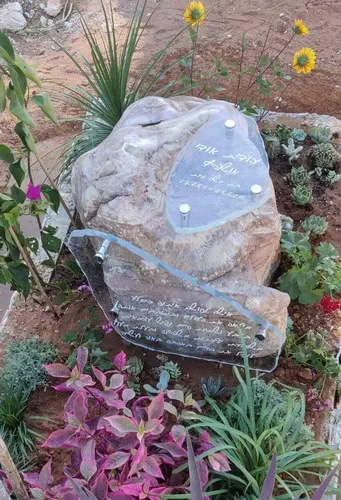 מק'ט 282. מצבה מיוחדת