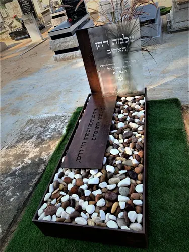 מק'ט 284. מצבה מיוחדת