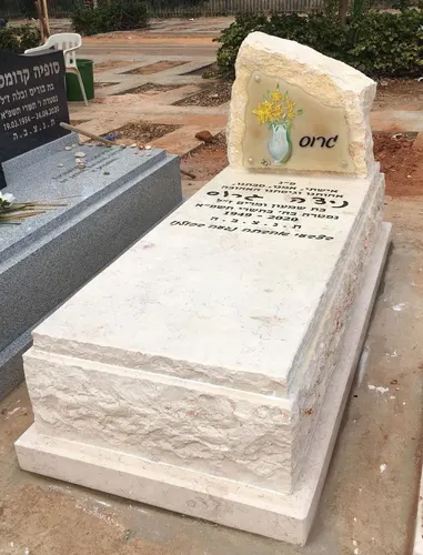 מק'ט 301. מצבה מעוצבת