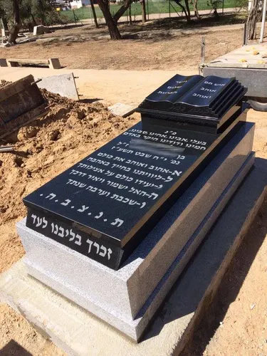 מק'ט 332. מצבה מעוצבת