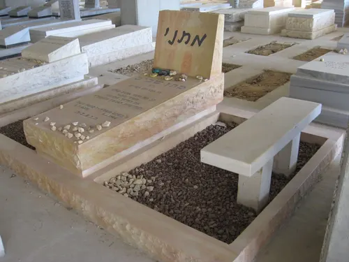 מק'ט 345. מצבה וספסל בנוי