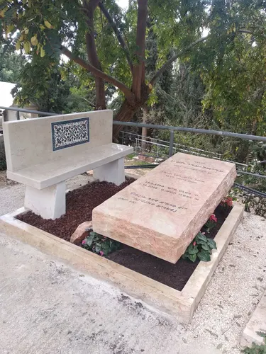 מק'ט 354. מצבה וספסל