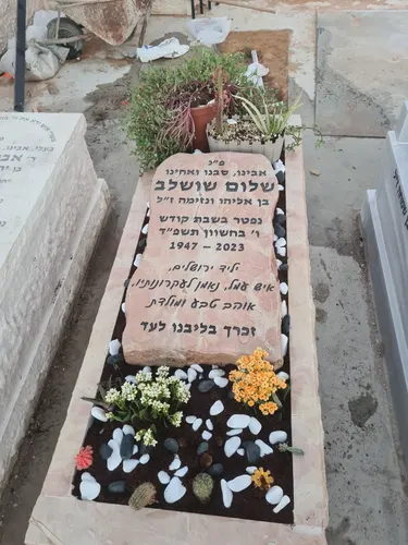 מק'ט 357. מצבה