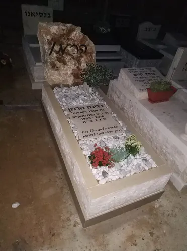 מק'ט 380. מצבה מיוחדת