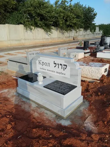 מק'ט 382. מצבה משפחתית