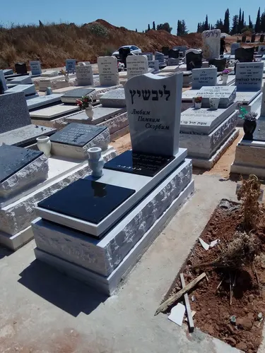 מק'ט 383. מצבה משפחתית