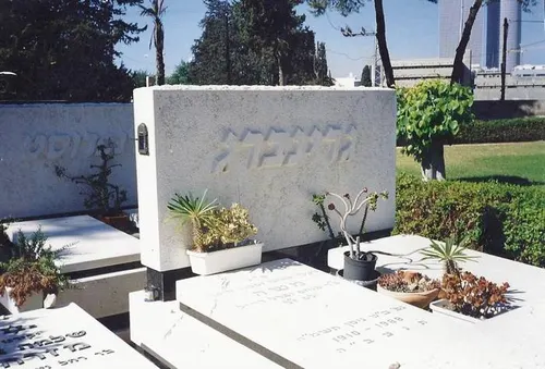 מק'ט 413. מצבה כפולה