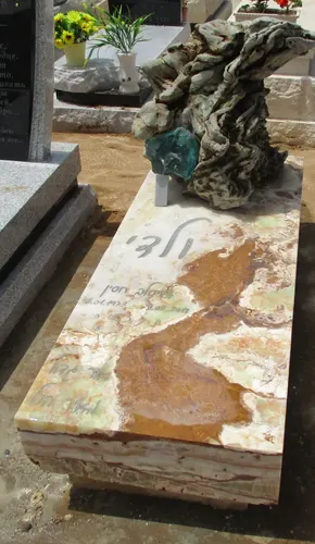 מק'ט 424. מצבה מיוחדת