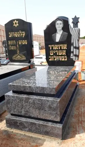 מק'ט 435. מצבות דיוקן