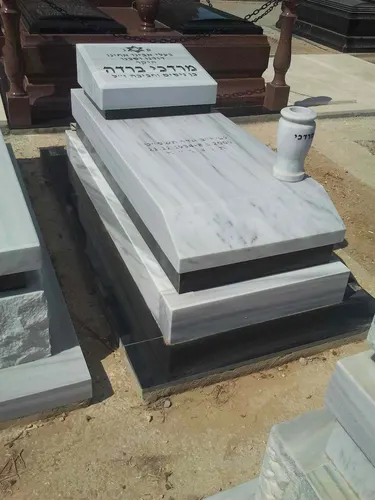 מק'ט 438. מצבה שיש