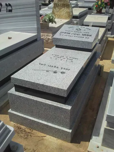מק'ט 445. מצבה גרניט