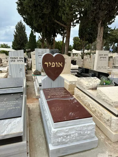 מק'ט 447. מצבה משפחתית