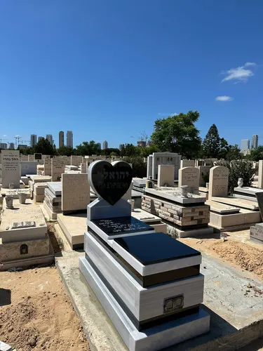 מק'ט 448. מצבה משפחתית