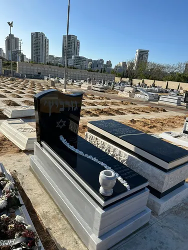 מק'ט 449. מצבה משפחתית