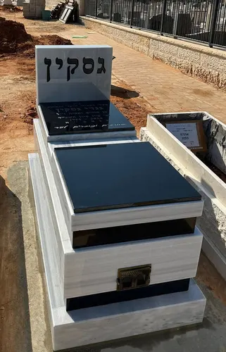 מק'ט 452. מצבה משפחתית