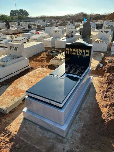 מק'ט 454. מצבה משפחתית
