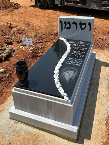 מק'ט 455. מצבה משפחתית