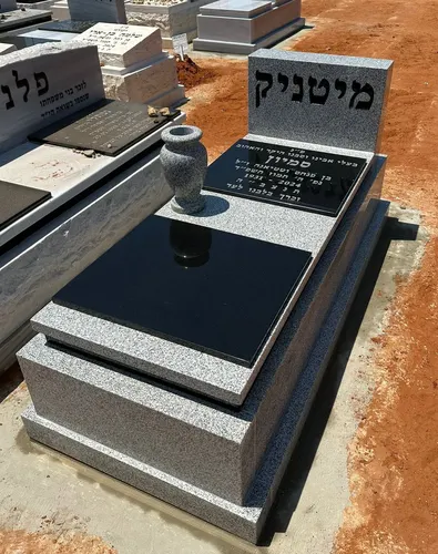 מק'ט 458. מצבה משפחתית