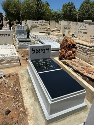 מק'ט 459. מצבה משפחתית