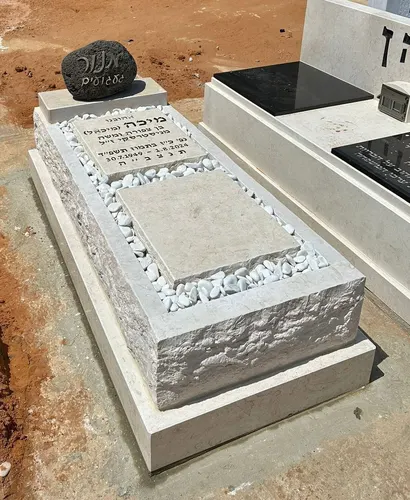 מק'ט 460. מצבה משפחתית