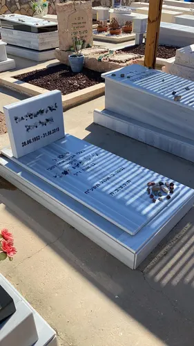 מק'ט 484. מצבה שיש