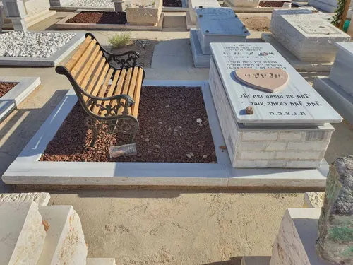 מק'ט 496. קבר כפול וספסל