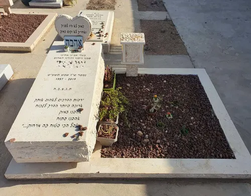 מק'ט 500. מצבה לקבר כפול
