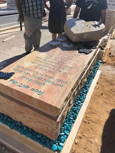 מק'ט 518. מצבה מיוחדת
