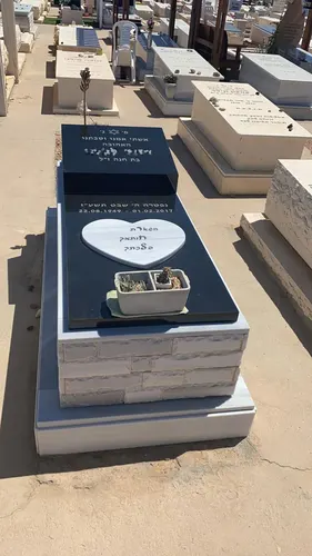 מק'ט 521. מצבה ליחיד