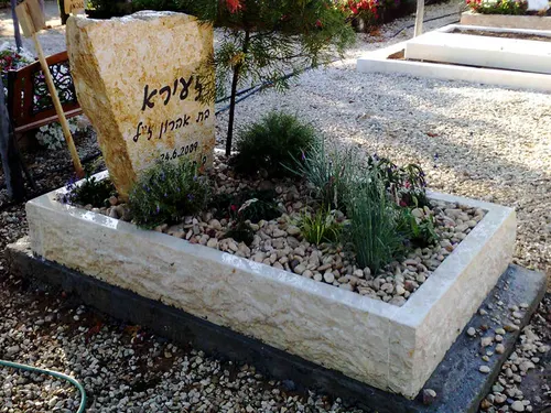 מק'ט 542. מצבה מיוחדת