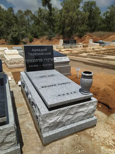 מק'ט 550. מצבה מגרניט