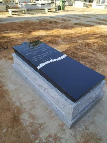 מק'ט 551. מצבה משפחתית