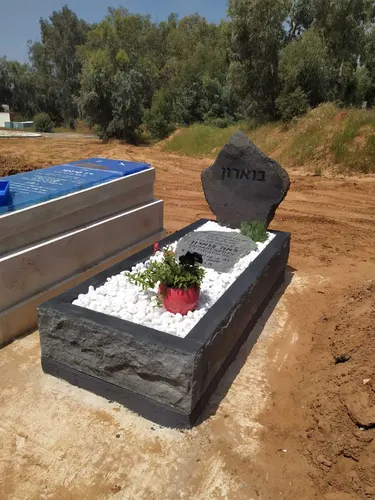 מק'ט 557. מצבה מיוחדת